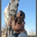 Andrea (20) iz Sombora na svom imanju ima preko 40 životinja: Kucama, macama i konjima pruža mnogo ljubavi ali uskoro sve one…