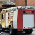 Buktinja u centru grada: Izgoreo parkiran automobil - vatrogasci na licu mesta