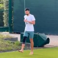 VIDEO Novak bos na Vimbldonu, svi gledali u nogu: Pogledajte prvi trening Đokovića na travi, poznato ko je s njim