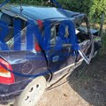 Jezive fotografije smrskanog automobila u Topoli: Mladić (22) poginuo u saobraćajnoj nesreći, drugom se bore za život