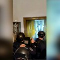 "Baci sekiru, vladimire": Snimak napada na policajce na Vračaru: Muškarac komšinicu udario u glavu, zaključao se u stan, a…