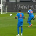 Bizaran autogol: Golmane, hiljadu puta ovo da pokušaš… (VIDEO)