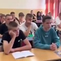 Trik kako da deca budu mirna na času! Nikome ne pada na pamet da pravi problem, a profesor uživa dok predaje (video)