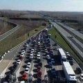 Pogledajte kilometarsku kolonu na auto-putu kod isključenja za Novi Sad (VIDEO IZ DRONA)