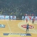 KK Crvena zvezda: naši igrači napustili teren na zahtev sudija, prazni se deo hale