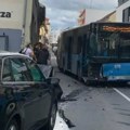 Vozaču automobila pozlilo, direktno udario u autobus: Teška saobraćajna nesreća u centru Novog Sada: Na licu mesta policija i…