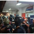 Protest ispred SNS u Novom Sadu: Ćaciji izašli sa stolicama i šipkama, letela jaja, bilo i privođenja (VIDEO)