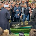Sahranjen Halid Bešlić: Sin ušao u grob, ispoštovan običaj! Kod groba detalj koji u islamu ima jaku simboliku