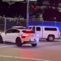 VIDEO: Samovozeći taksi provozao putnika kroz policijsku opsadu u centru Los Anđelesa