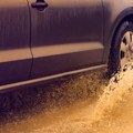 Horor snimak iz Prijedora! Voda nosila automobil i vozača