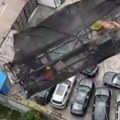 Nije za one sa osetljivim živcima: Otkačila se skela, radnici čekaju da vide šta im je sudbina namenila
