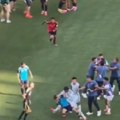 Neviđeni skandal na kraju finala Svetskog prvenstva: Argentinac Paredes brutalno napao igrače Barselone (video)