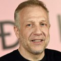 Milan Kalinić na letovanju sa misterioznom ženom Glumac skače sa broda u more, ona sve snima, duge noge u prvom planu (foto)