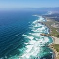 Umesto peska milioni šarenih komadića stakla. Ova zadivljujuća plaža nastala je od deponije