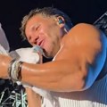 "Šta mu ovo dođe, dvojka, trojka?": Saši Kovačeviću devojka bacila brus na binu, on ga stavio na sebe i nastavio da peva