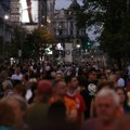 Učesnici protesta Srbija protiv nasilja skandiraju ispred zgrade Pinka protiv Željka Mitrovića