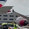 Sudarili se avioni na aerodromu u Londonu: Na pisti se udarili krilima (video, foto)