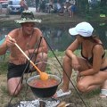 I pored letnjeg pljuska na obali Vrela kuvala se riblja čorba (VIDEO)