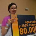 Kao u pesmi, rodio se u pet do pet! Prva beba u Kikindi, treća u porodici: Mami Tijani od grada uručen ček na 80.000 dinara…