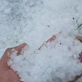 Grad tuče po Srbiji: Iz ovog mesta stiže neverovatna slika, kao usred zime, evo šta sledi