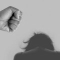 Novosađanin (42) osumnjičen da je pretukao partnerku pred njenim detetom Žena (42) u besvesnom stanju prevezena u KC s teškim…