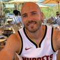 Bio je najveći miljenik Grobara, sad u društvu prelepe supruge obukao dres Jokića: Da li je vreme za povratak?