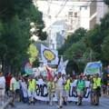 Протест група грађана и студената који блокирају факултете испред седишта РИК-а