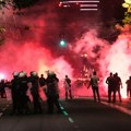 Kako zapadne agencije izveštavaju o sukobu policije i demonstranata u Beogradu na „velikom skupu protiv Vučića“?