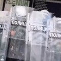 Načelnik policije pogođen flašom u glavu, stao između kordona i građana