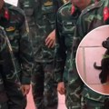 Slađeg "vojnika" videli niste, potpisujemo: Stao rame uz rame sa ekipom, a svi se smeju zbog njegove maskirne uniforme