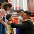 Kim Džong Un klečeći odao počast vojnicima koji su poginuli u Rusiji