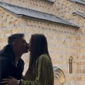 Милан Васић клечи пред женом и љуби јој стомак: Глумац објавио емотиван снимак, а ево одакле "Захвални Богу"