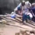 Pao drveni most vredan dva miliona dolara srušio se tokom svečanog otvaranja - veliki skandal u Kongu (video)