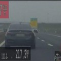 Pogledajte presretače u akciji na auto-putevima Policajci bahatom BMW disali za vratom, on dodavao i gazio 230km/h Kamera se…