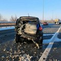 (Foto, video) Automobil ostao bez čitavog zadnjeg dela: Isplivale slike jezive nesreće na mostu Beška, sudarili se kombi i…