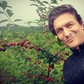 "Kupio sam 40 pilića, imam svinje, ovce i svoju baštu" Naš glumac se vratio u rodno selo: "Ovo je pravi život"