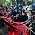 Приштина на ногама због пресуде вођама ОВК: Каменовали зграду владе; Полиција поставила кордон ВИДЕО
