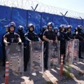 Presude vođama tzv OVK, dan posle – u srpskim sredinama mirno, uz oprez, demonstranti ponovo napali sedište Euleksa u Prištini…