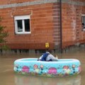 Kakva snalažljivost: Marko pomagao komšijama tokom poplava, veslao do njih u dečijem čamcu (video)