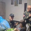 Žandarmi pomogli devetočlanoj porodici kod Aleksinca: Mališani u njihovom zagrljaju ne skidaju osmeh sa lica
