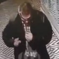 "Najjezivija stvar koju sam video" Isplivao snimak sa sigurnosnih kamera u marketu: Muškarac prišao dečaku, pa usledio užas…