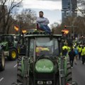 Poljoprivrednici idalje traže svoja prava: Traktori napravili kolaps u saobraćaju, blokirani glavni putni pravci (Foto)