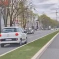 Još jedan kamikaza na beogradskim ulicama: Usred bela dana vozi kontrasmerom kroz prometnu Višnjičku ulicu (video)
