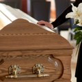 Štićenicima staračkog doma preseo ručak: Dok su jeli kroz trpezariju proterali kovčeg s njihovim prijateljem