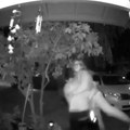 Muškarac oteo ženu ispred kuće i odvukao je u kamionet: Kamera iznad vrata sve snimila (video)