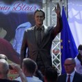 Ceo svet se smeje Albancima jer su podigli spomenik Vučićevom savetniku Toniju Bleru