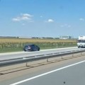 "Krenuo po smrt i druge nedužne": Jeziva scena na auto-putu Beograd - Novi Sad: Vozi punom brzinom u suprotnom smeru (video)