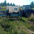 Ovaj predsednik mesne zajednice je za ponos i primer: Vidoje sa Zaovina sipa vodu u burad i traktorom je vozi do ugroženih…