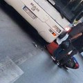 Motociklista podleteo pod točkove autobusa! Saobraćajna nesreća kod bolnice u Čačku (Foto)