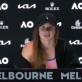 Kako je ovo dozvoljeno, Ukrajinka deli teniserke po nacionalnoj osnovi?! Skandal na Australijan Openu, tenis iz dana u dan sve…